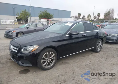 2016 Mercedes-Benz C 300 4Matic z USA, uszkodzony, nr VIN 55SWF4KB9GU136779